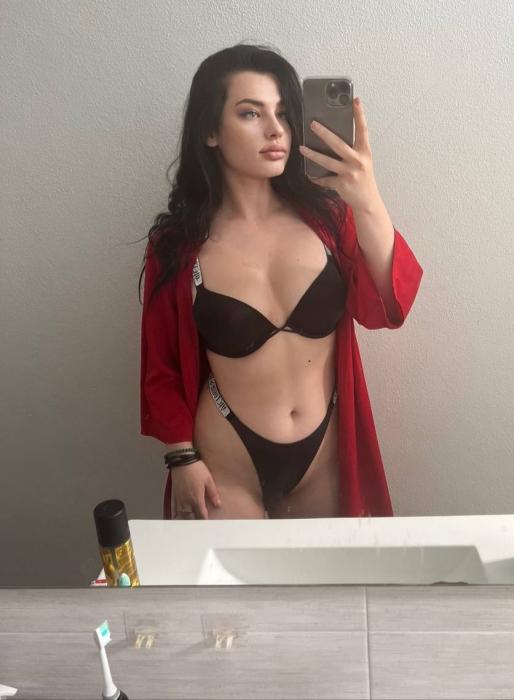 Amina (21)