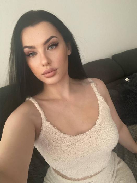 Amina (21)