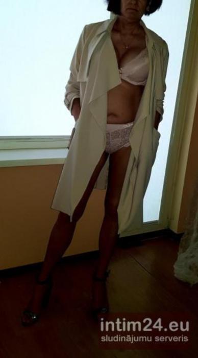 Elvira (42)