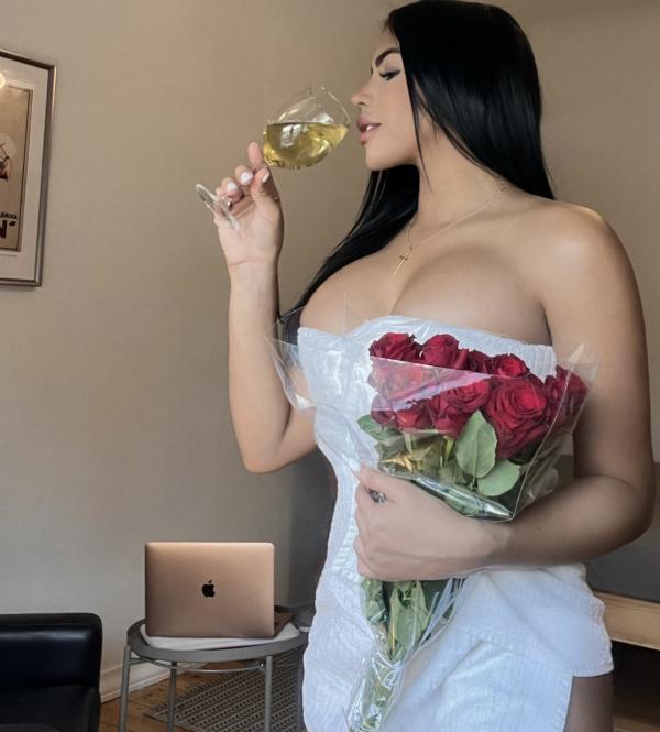 Valentina (25)