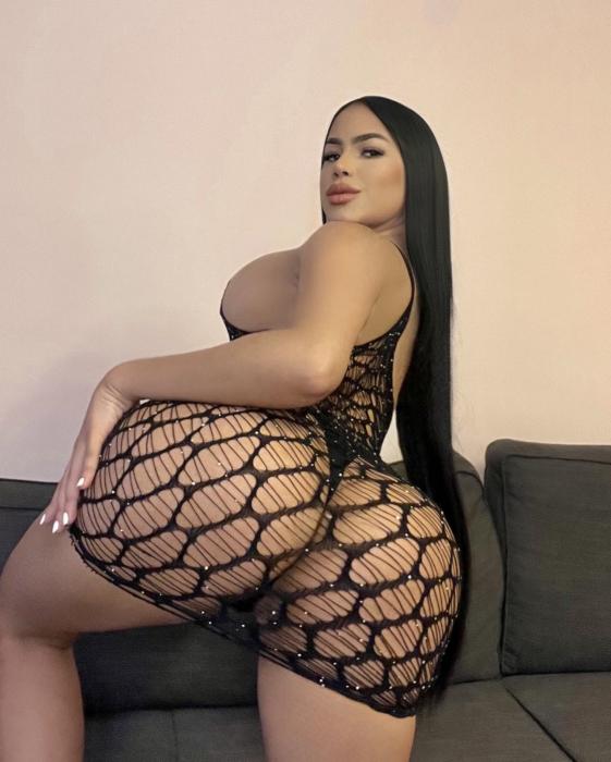 Camila (25)