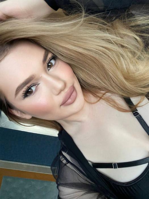 Nicole (19)