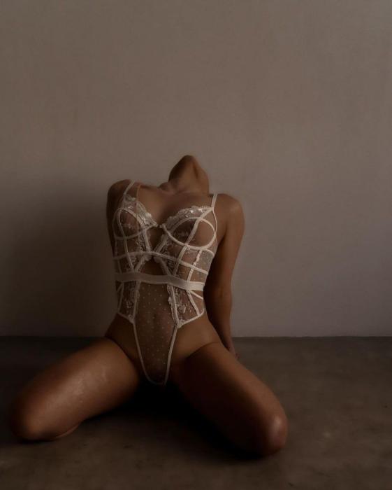 Elena (25)