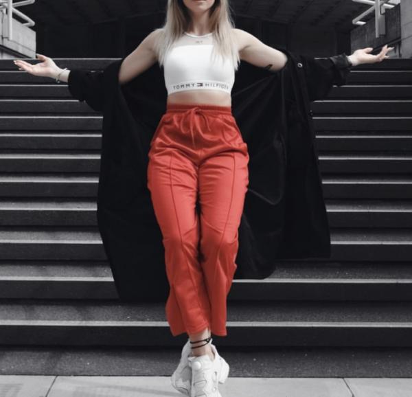 Laura (25)