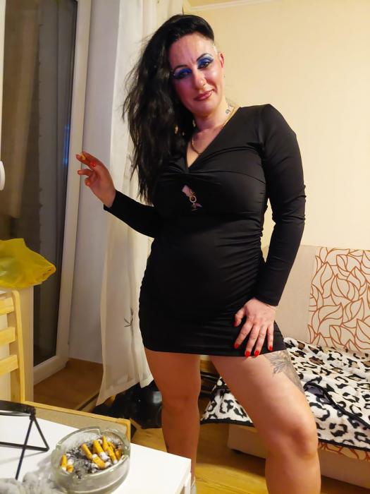 Dana (35)