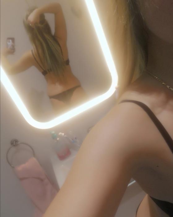 Karina (24)