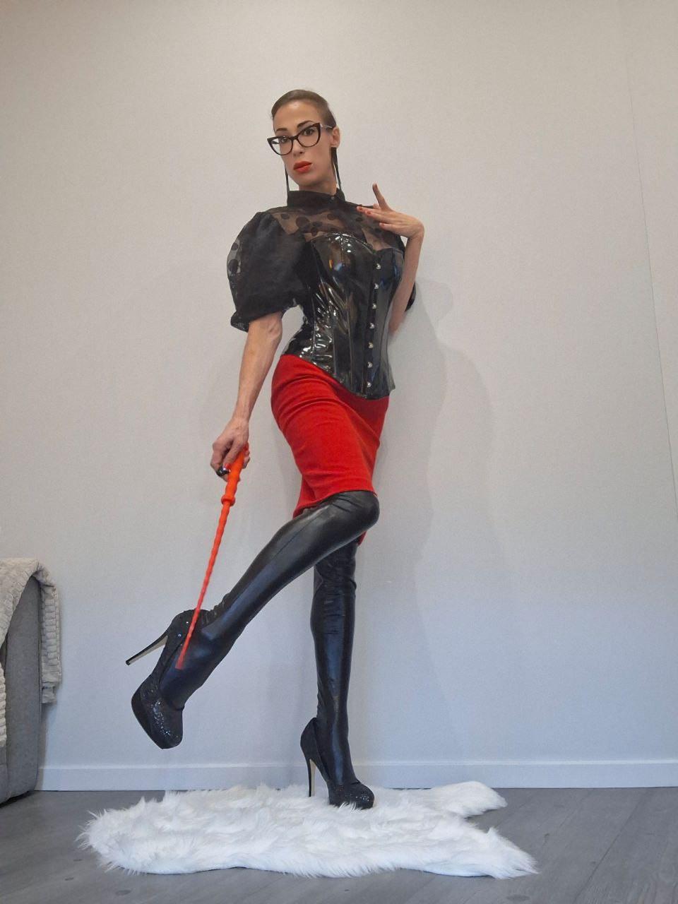 Dominatrix Juliett (35)